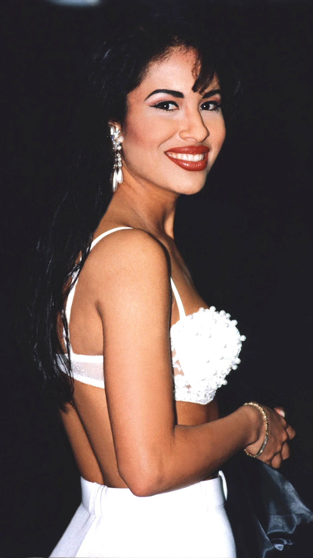Selena en vestido blanco