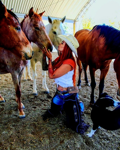 Elena posando con las yeguas