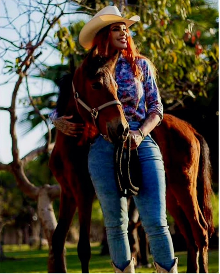 Elena junto a una joven yegua