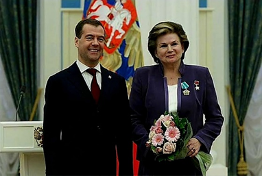 Valentina Tereshkova juto al presidente de Rusia Dmitri Medvédev
